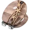 A toilet seat with a decorative print of a beach scene, including rope, starfish, and stones. Produktbild-Vorschau