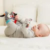 Set - kontrastierende Socken und eine Rassel an der Hand, Produktbild-Vorschau 2