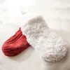 Paar rote und weiße flauschige Socken mit Anti-Rutsch-Noppen auf der Sohle, eine Socke ist rot und die andere weiß Náhľad obrázku produktu