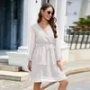 KOEMCY: Vestido corto de gasa con estampado de lunares Vista previa de la imagen del producto 3