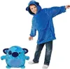Lächelndes Kind, das einen übergroßen blauen Fleece-Kapuzenpullover mit Bärenohren trägt, neben einem passenden blauen Plüschtier Anteprima dell’immagine prodotto