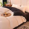 Weiße und anthrazitgraue texturierte Bettdecke auf einem Bett mit passenden Kissen, einem Tablett mit Tasse und Zitrone und einem Nachttisch Náhled obrázku produktu