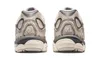 The rear view of a pair of Asics Gel-NYC Oyster Grey sneakers. Produktbild-Vorschau