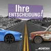 Two cars, one new and blue, the other old and rusty brown, facing each other on a road with a desert landscape in the background. A purple banner with German text is above them. Produktbild-Vorschau