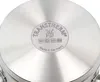 Close-up of the bottom of a pot with branding and manufacturing information. Anteprima dell’immagine prodotto