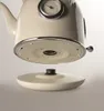 Close-up view of the base of a cream-colored electric kettle being detached from its power base. Anteprima dell’immagine prodotto