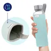 A hand holding a water bottle with a close-up inset showing the sleeve and a graphic indicating temperature. Anteprima dell’immagine prodotto