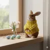 Deko Hase mit gelbem Pullover – Sitzende Hasenfigur aus Produktbild-Vorschau 4