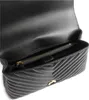 Close-up view of the interior of a black quilted handbag. Voir les images du produit