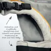 Close-up of a baby carrier buckle and strap system with text annotations. Produktbild-Vorschau