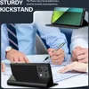 People in a meeting setting, with a phone case and a phone displayed. Produktbild-Vorschau