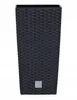 A tall, square, dark gray planter with a woven texture, shown against a white background. A small, square, metallic gray emblem is visible near the bottom center. Anteprima dell’immagine prodotto