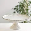 Bloomy Servierplatte ø33 cm, mit Fuß & floraler Struktur - Produktbild-Vorschau 4