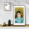 A Samsung Frame TV displaying a painting is shown on a wall above a wooden shelf with decorative items. Produktbild-Vorschau