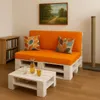 A living room scene with a pallet sofa and coffee table. Anteprima dell’immagine prodotto