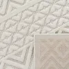 A close-up view of a textured rug with a geometric pattern. Voir les images du produit