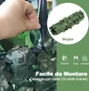 A hand is shown attaching artificial ivy to a fence post, with a rolled-up section of the ivy visible in a circular inset. Text overlays describe features and use cases. Voir les images du produit