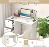 A white desk with a computer, lamp, and plant, with inset images showing the desk's features and dimensions. Anteprima dell’immagine prodotto