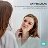 A woman looking into a mirror with text overlay describing a feature. Anteprima dell’immagine prodotto