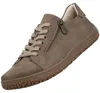 Das Bild zeigt einen braunen Freizeitschuh aus Wildleder. Der Schuh ist von der Außenkante und leicht von oben zu sehen. Produktbild-Vorschau