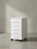 Kompakter Rollcontainer in reinem Weiß mit fünf Auszügen und feststellbaren schwarzen Rollen isoliert vor neutralem Hintergrund._#sku_SAFWL5.273# Produktbild-Vorschau