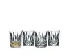 Four crystal whisky glasses are arranged in a row on a white background. One glass contains a golden liquid. Anteprima dell’immagine prodotto