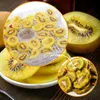A collage of images showing fresh and dried kiwi slices, and a food dehydrator. Voir les images du produit