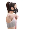 A woman wearing a training mask and sports bra, holding a resistance band. Anteprima dell’immagine prodotto