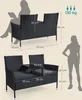 Diagrams showing the dimensions of a black rattan loveseat with gray cushions, alongside silhouettes of people for scale. Produktbild-Vorschau