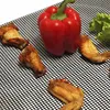 Schwarze Grillmatte aus Netz mit Hähnchenflügeln, roter Paprika und Salat darauf Productafbeelding-voorbeeld