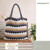 A crocheted bag filled with yarn and knitting needles, placed on a wooden shelf with a plant in the background. Produktbild-Vorschau