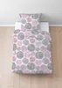 A duvet cover and pillow set with a circular pattern is laid out on a bed. Produktbild-Vorschau