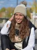 styleBREAKER Damen Strick Bommelmütze mit Farbverlauf und Produktbild-Vorschau 3