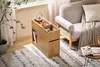 SoBuy Couchtisch FBT158-N mit geöffneter Schublade und dekorativen Gegenständen im skandinavischen Ambiente Voir les images du produit