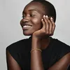 A woman is shown wearing a bracelet. Voir les images du produit