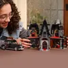 LEGO Morticia y su cabaña, set de construcción, a partir de Vista previa de la imagen del producto 15