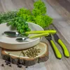 A close-up shot of cutlery and grapes on a wooden surface. Anteprima dell’immagine prodotto