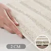 A close-up of a hand touching a thick, cream-colored rug, with a circular inset showing a measurement of 2 cm. Podgląd zdjęcia produktu