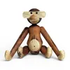 A wooden monkey toy is sitting on a white background. Anteprima dell’immagine prodotto