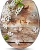 A toilet seat with a floral pattern on a wooden background. Produktbild-Vorschau