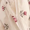 A close-up view of a bedding set with a floral pattern and a zipper. Produktbild-Vorschau