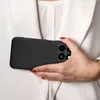 A hand holds a black phone case. Anteprima dell’immagine prodotto