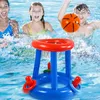 Blauer und roter aufblasbarer Basketballkorb, der in einem Pool schwimmt, mit spielenden Kindern im Hintergrund Náhled obrázku produktu