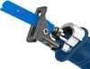Close-up of a reciprocating saw blade attached to the saw's mechanism. Voir les images du produit