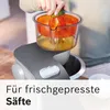 A person is using a kitchen appliance to juice citrus fruits. Produktbild-Vorschau