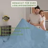 A couple is holding up a light blue bedsheet. Produktbild-Vorschau