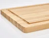 A close-up, angled view of a bamboo cutting board on a white background. Anteprima dell’immagine prodotto