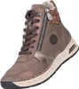Das Bild zeigt einen braunen Stiefel der von der Innenansicht präsentiert wird. Die Oberfläche des Stiefels wirkt glatt und der Schuh hat eine robuste Sohle. Produktbild-Vorschau