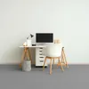 Selbstklebende Filzfliesen in Anthrazit, verlegt im Büro. Podgląd zdjęcia produktu