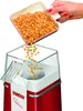 Eine Hand schüttet gelbe Popcornkörner aus einer roten Schaufel in die obere Öffnung eines Unold Pop Produktbild-Vorschau